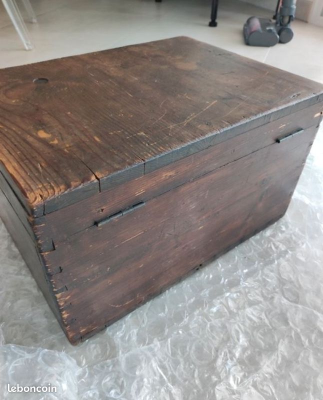 Coffre en bois ancien (image 1)