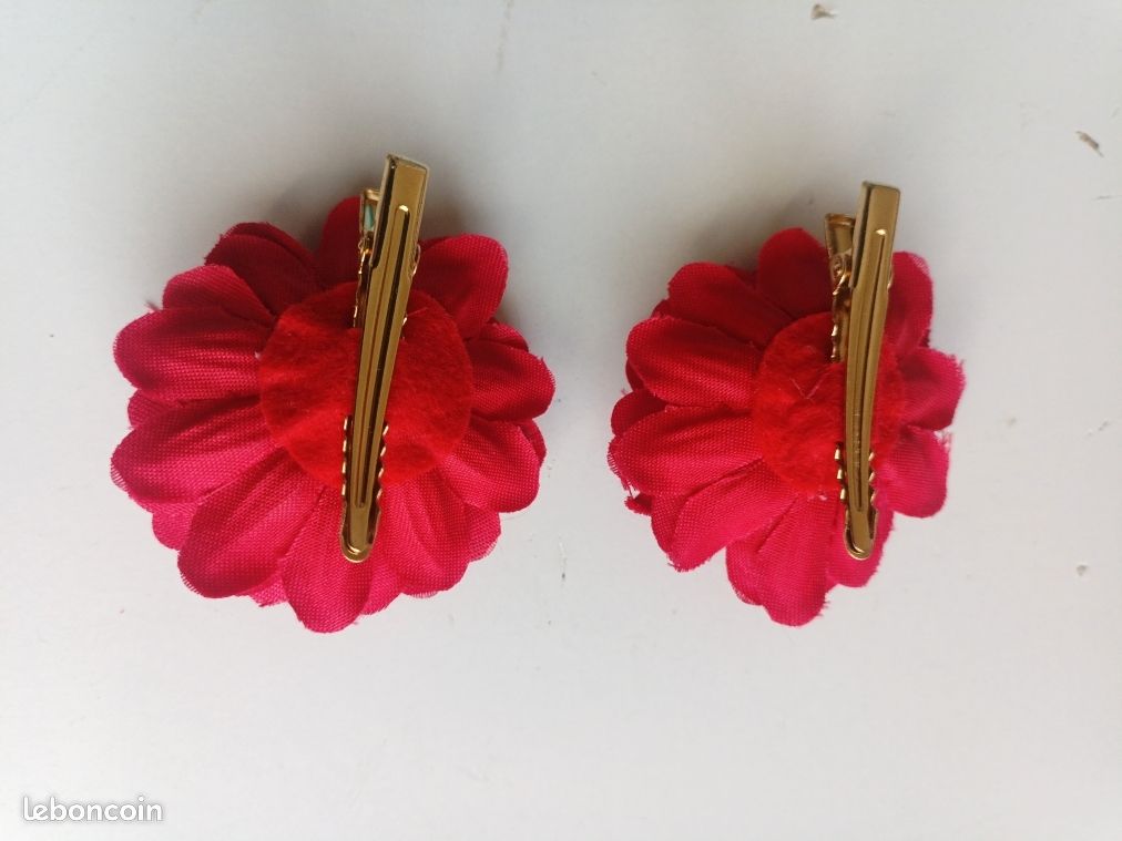 Broche En Forme De Fleur En Métal Plaqué Or - Bijou Fantaisie Occasion, Sans Marque, Vintage