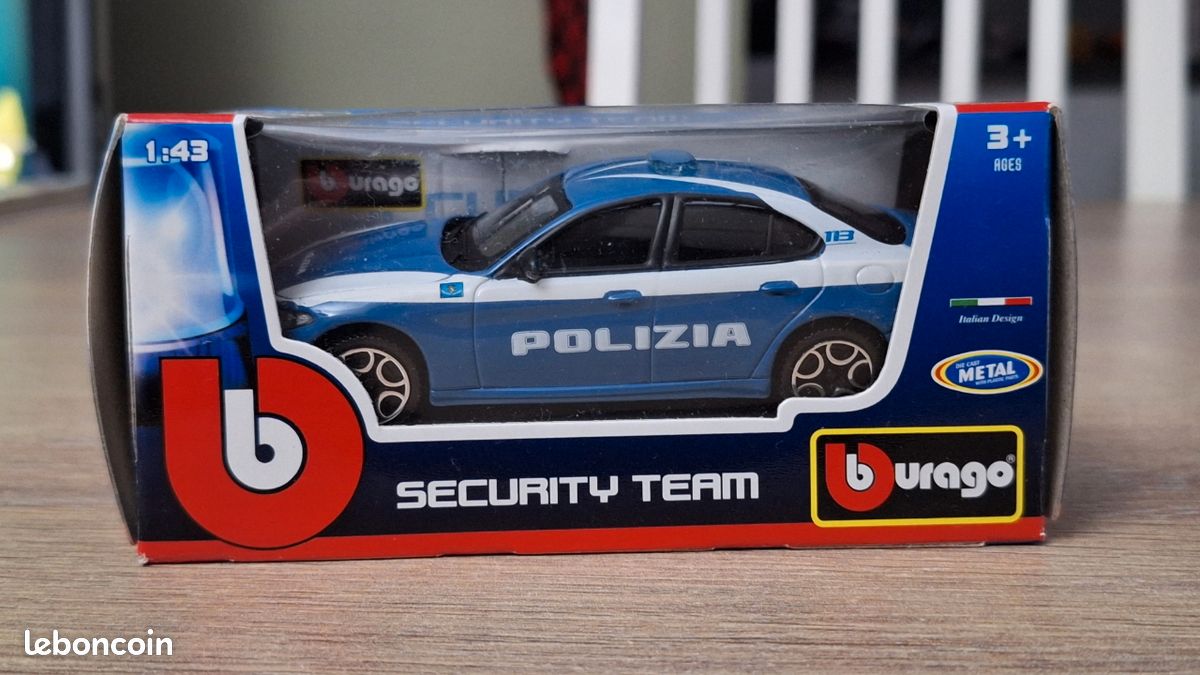 BBURAGO - Model Kit Giulia Polizia - Modèle réduit réaliste à l'échelle 1:24, permis de police officiel et Alfa Romeo, âge recommandé 14+ ans