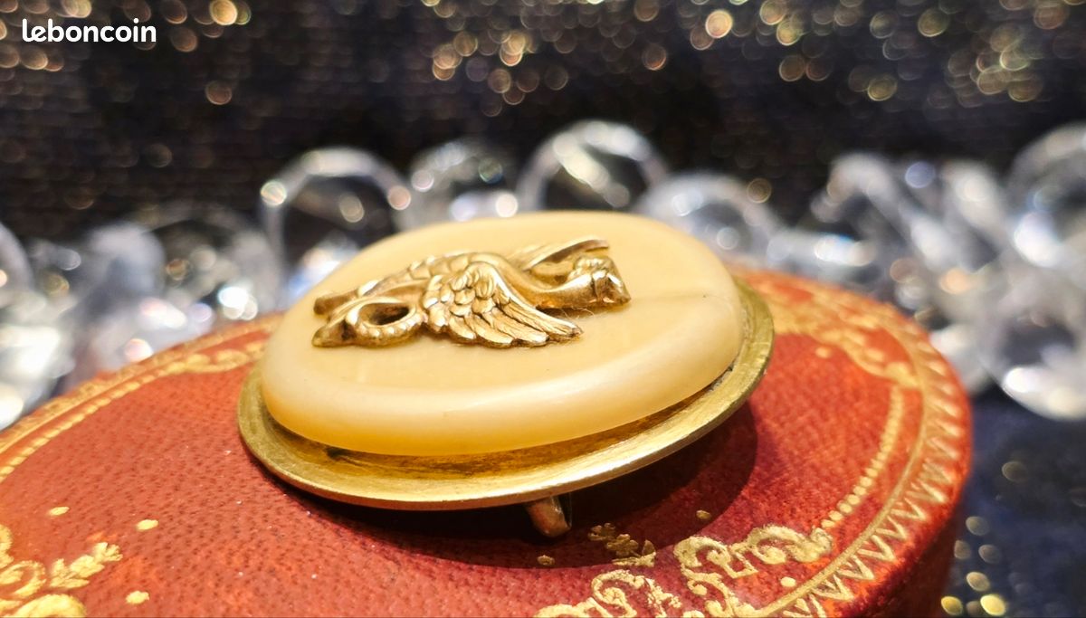BIJOU BROCHE VINTAGE FLEURS BAKELITE ROUGE #KN# K8