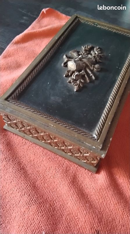 Boite bois et platre orné de décor en relief style louis XVI (image 3)