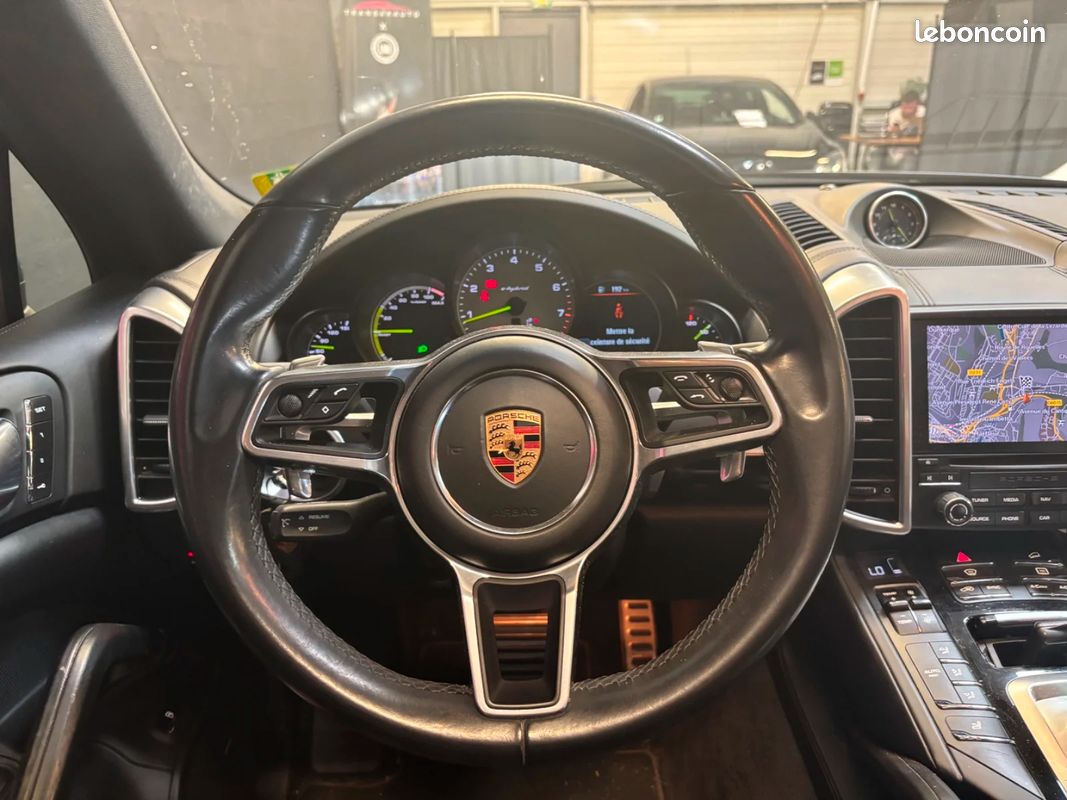 PORSCHE CAYENNE 3.0 V6 416 ch S Platinium Edition E-Hybrid Tiptronic / 1ere Main / PDLS+ / Toit Ouvrant / Camera (image 14)
