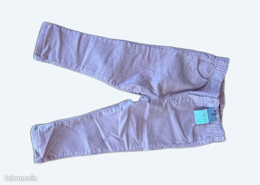 Pantalon en velours rose pour fille. Pantalon rose. Pour une fille de 12 à 24 mois, 92 cm (image 1)