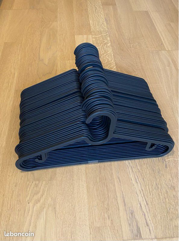 Lot De 50 Cintres Noirs Avec Crochets Rotatifs - Plastique Recyclé Fabriqué En UE