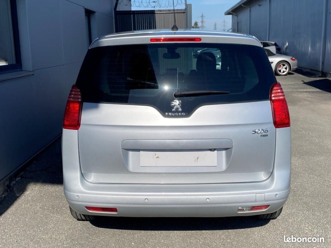 Peugeot 5008 BUSINESS 1.6 e-HDi 115ch FAP ETG6 BLUE LION Pack 5pl (image 30)