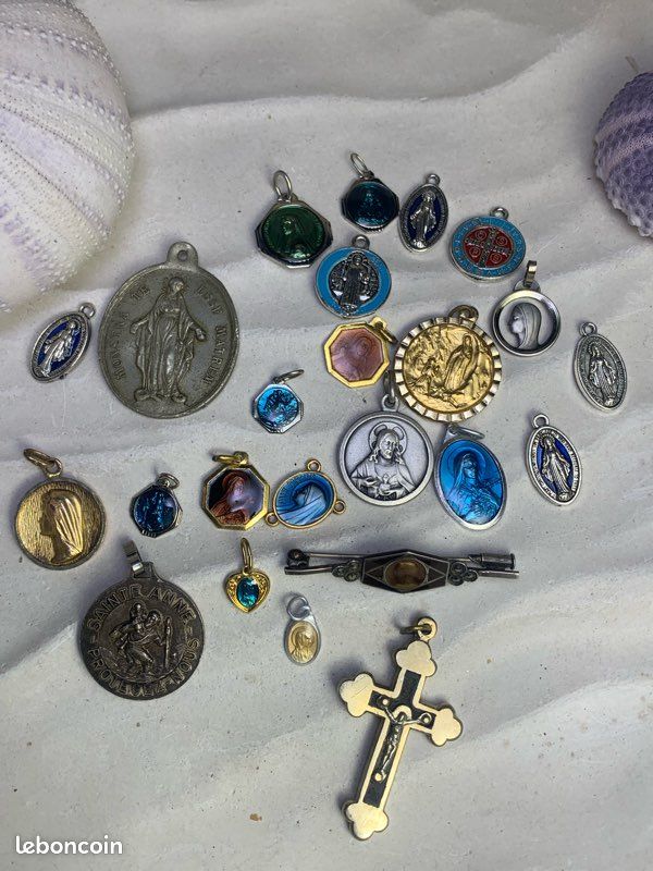 Lot De Bijoux Anciens - Broche Vintage, Collier Religieux, Bague Et Bracelet - Occasion