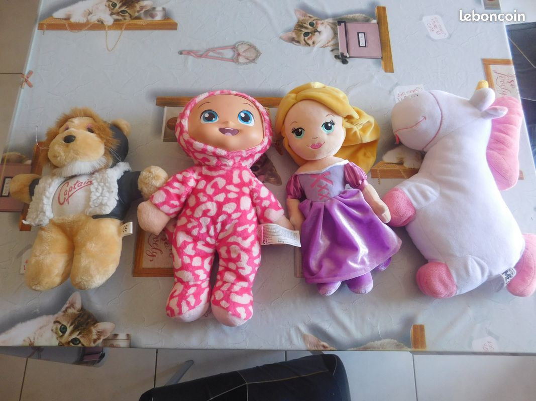 Peluches et poupée (image 1)