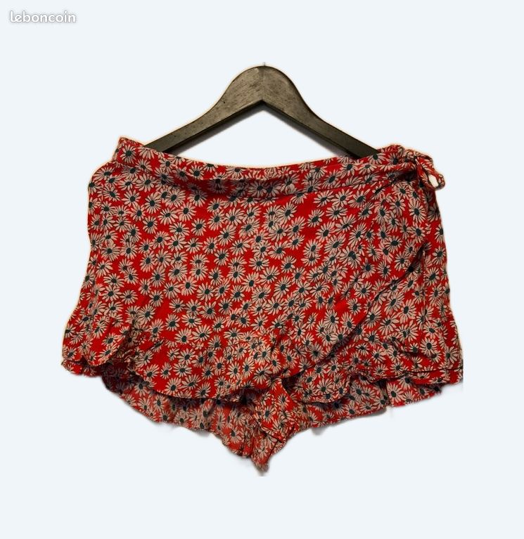 Jolie jupe short rouge fleurie, marque Zara Trafaluc,( fleurs