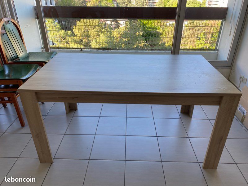 Table à manger en bois (image 1)