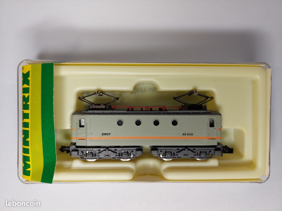 Locomotive SNCF BB 8240 Minitrix – Béton – Analogique – Époque 5 – Décor Personnalisé
