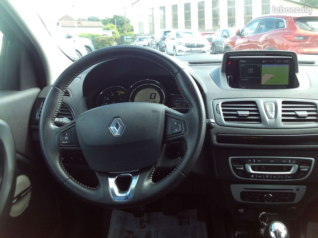 Renault MEGANE III 1.6 DCI 130CH BOSE BV6 5 PORTES (image 8)