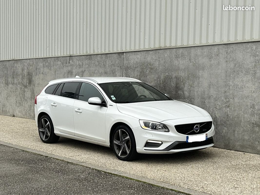 VOLVO V60 Plug-in Hybrid D6 AWD 215 + 68 ch R-Design Geartronic A (image 4)
