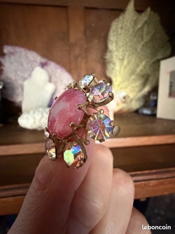 Broche Tank Vintage Années 50 En Métal Doré Et Strass - Style Tourbillon - Occasion Avec Fermoir Fonctionnel