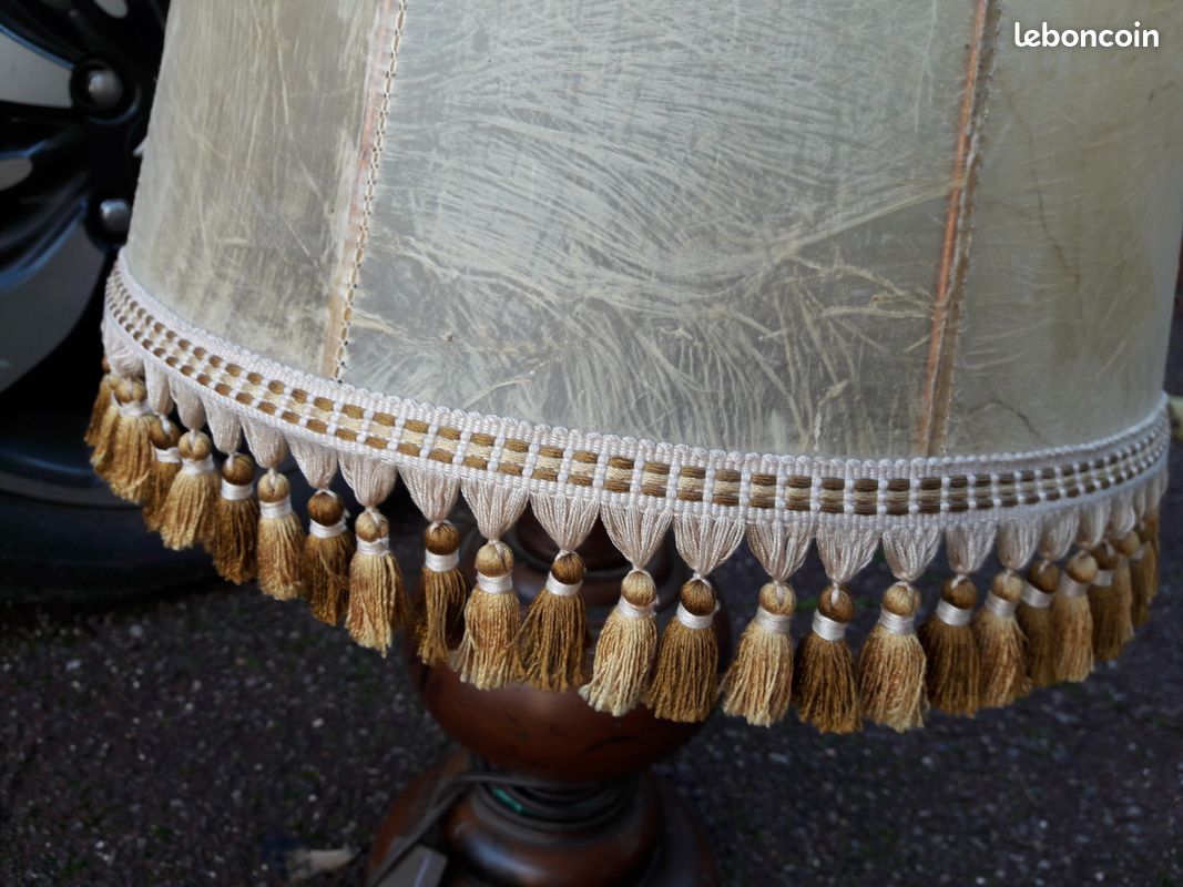 Lampe ancienne bois massif et peau (image 2)