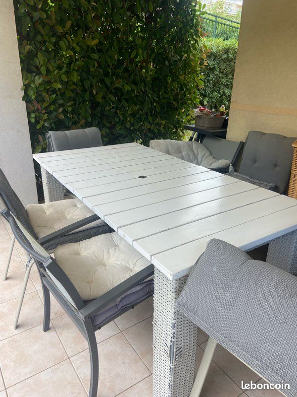 Table en bois et chaises (image 1)