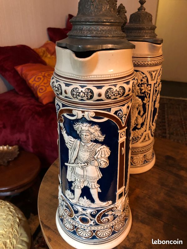 2 très belles chopes aux motifs mythologiques en relief bleu. Hauteur 40 cm dessus en métal (image 4)