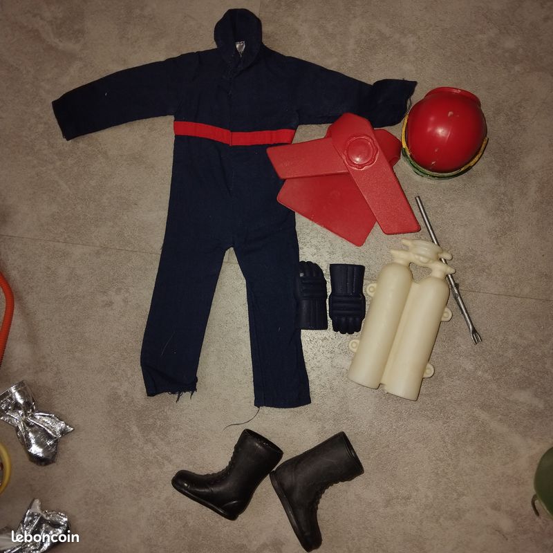 Pack de 2 Tenues Béret Rouge Action Joe, et vert Action Team