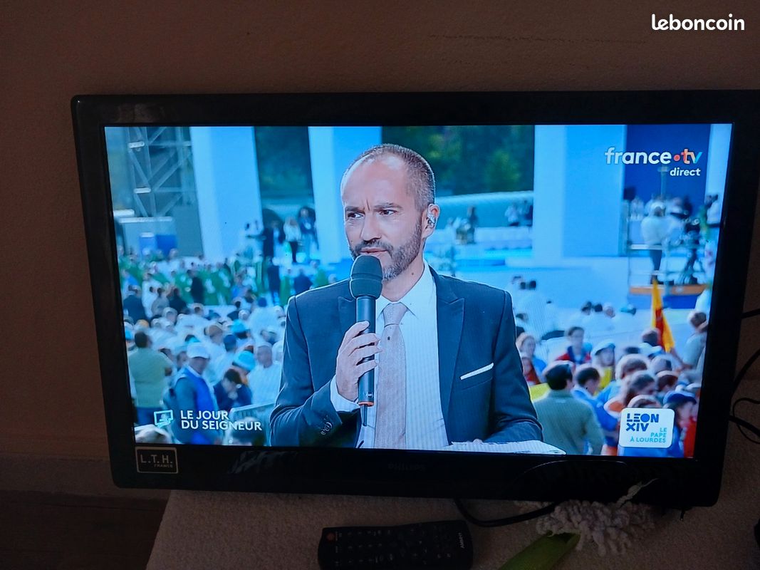 Télé d hôpital avec un support tv (image 1)