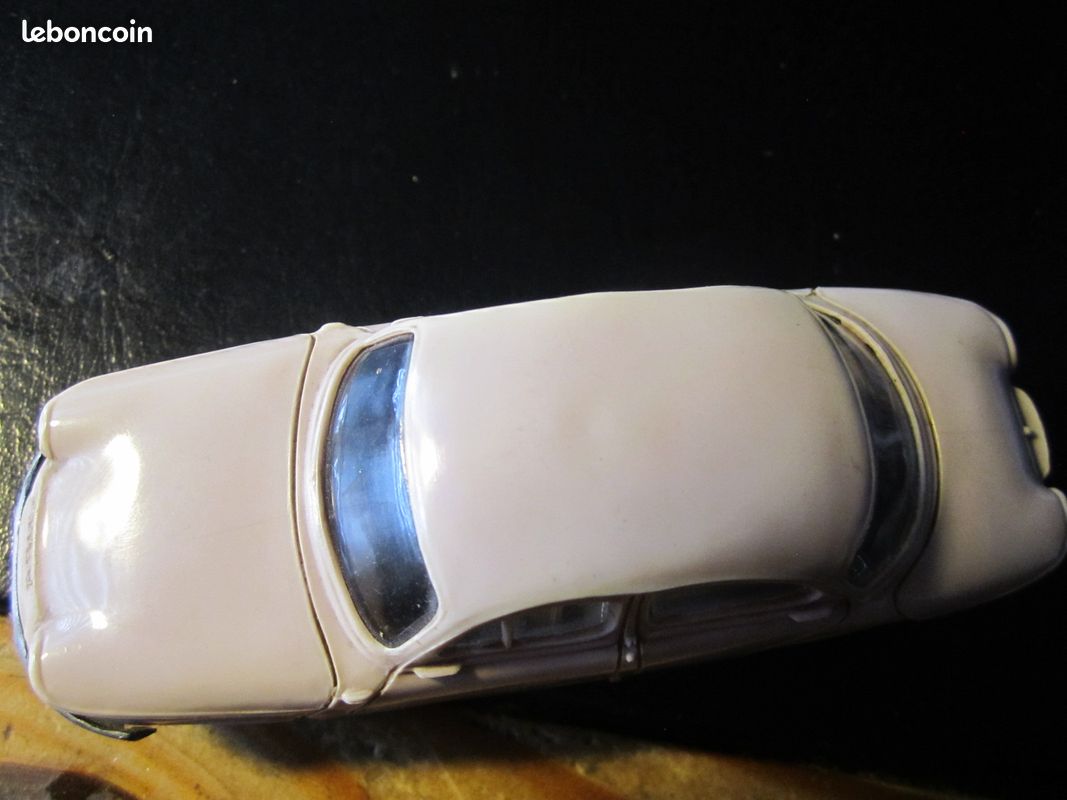 Miniature Voiture Panhard 17 Au 1/43 Par Norev - N°76, Couleur Rouge, Avec Boîte D'origine, Occasion