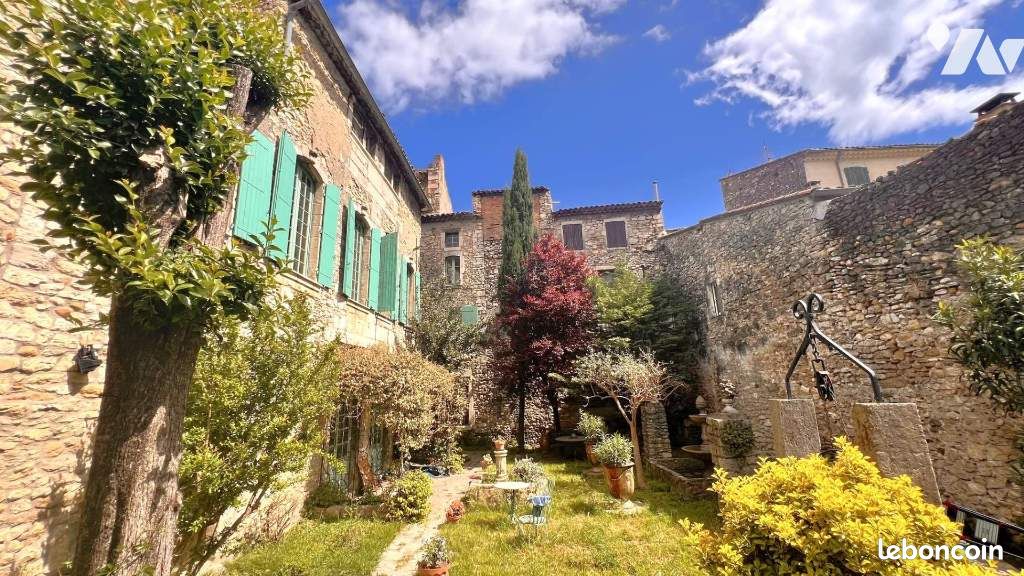 Maison 10 pièces 464 m² · à Bourg-Saint-Andéol · 464 m² · 250 000 €