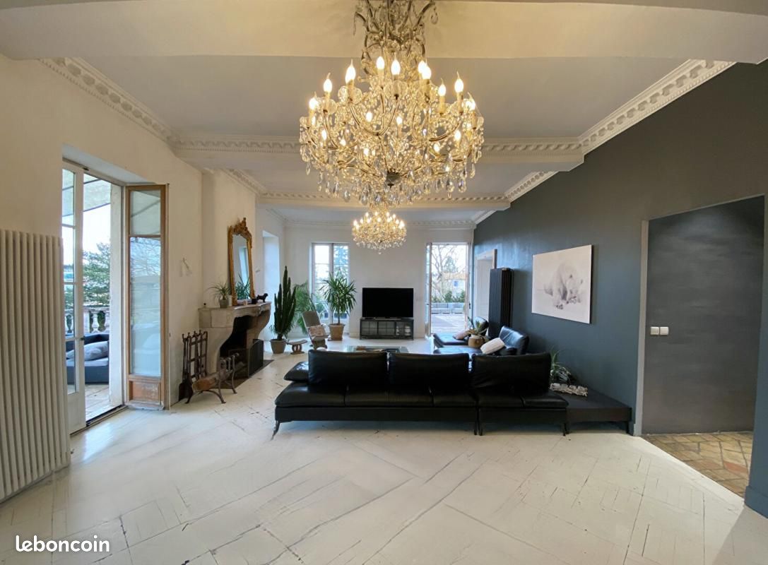 Maison 11 pièces 570 m² · à Décines-Charpieu · 570 m² · 1 350 000 €
