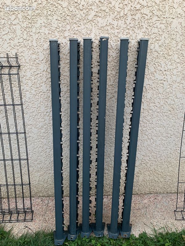 Particulier vend grillage rigide avec poteaux et platine (image 3)