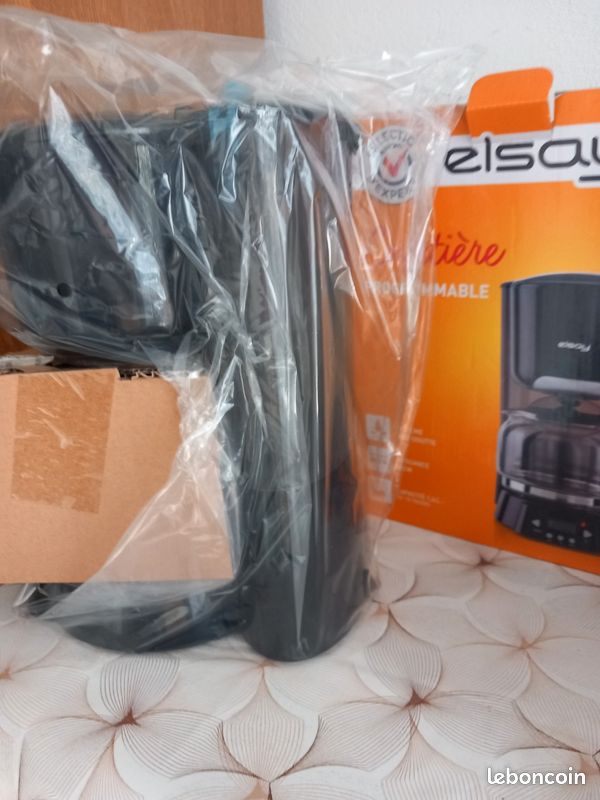 Cafetière programmable jamais servi encore dans son emballage anti gouttes (image 3)