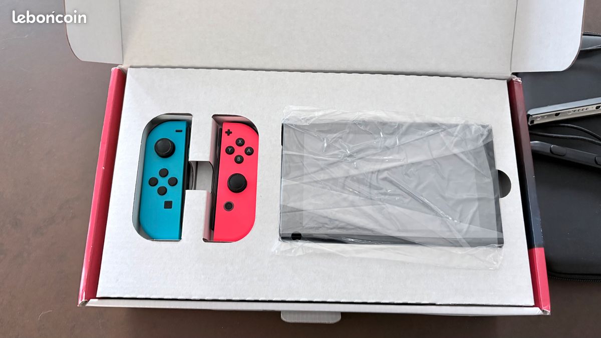 Nintendo Switch (image 2)