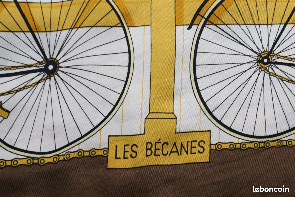 Foulard Carré HERMÈS LES BECANES En Soie - Modèle Vintage 1965, Couleur Ivoire