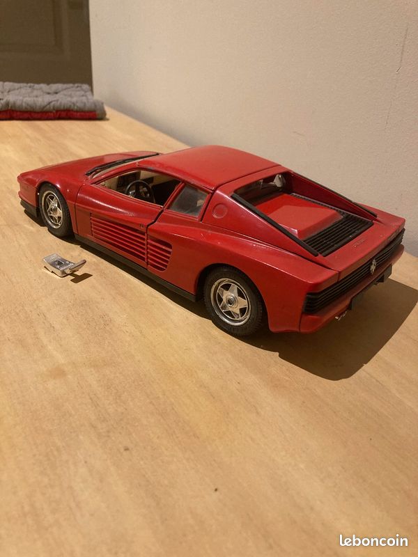 Ferrari Testarossa 1984 – Bburago 1/18 – Très rare avec socle - Modélisme