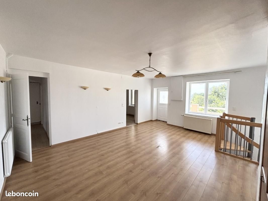 Maison 6 pièces 174 m² · à Belleville-en-Beaujolais · 174 m² · 1 050 €/mois