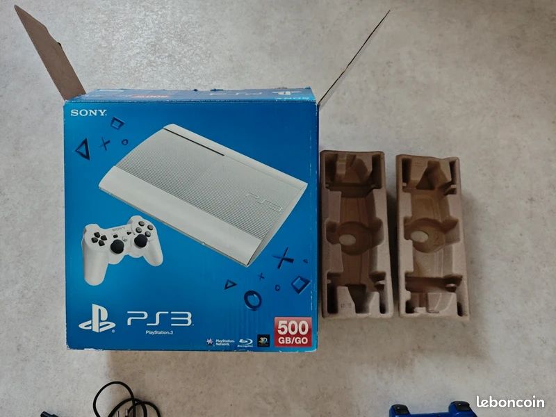 LOT Console PS3 PlayStation 3 500gb super slim blanc + 12 jeux + micro + camera