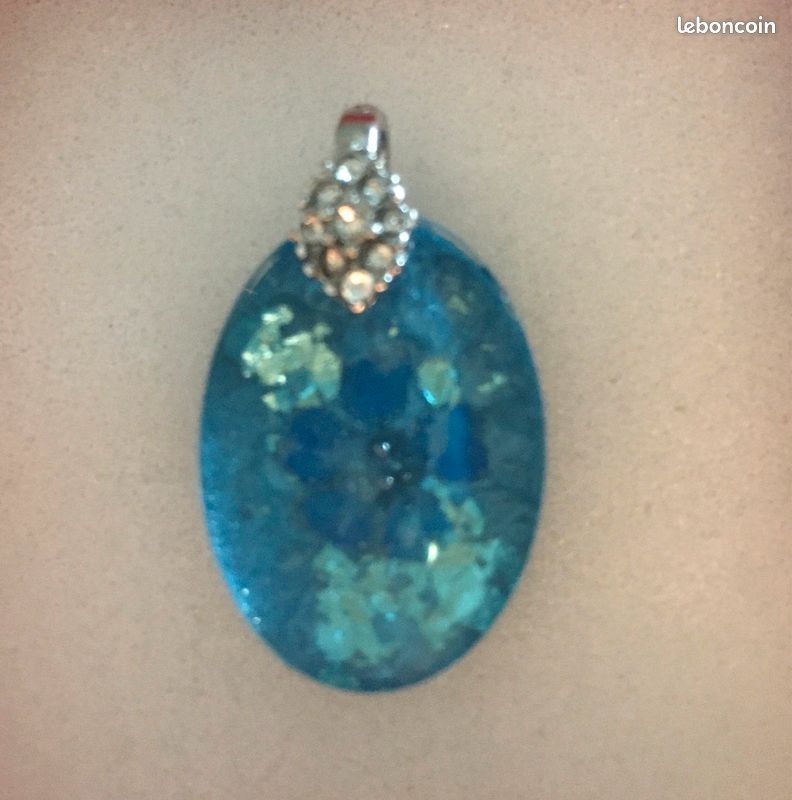 Pendentif ovale en résine fleur séchée bleue paillettes bleues (image 1)