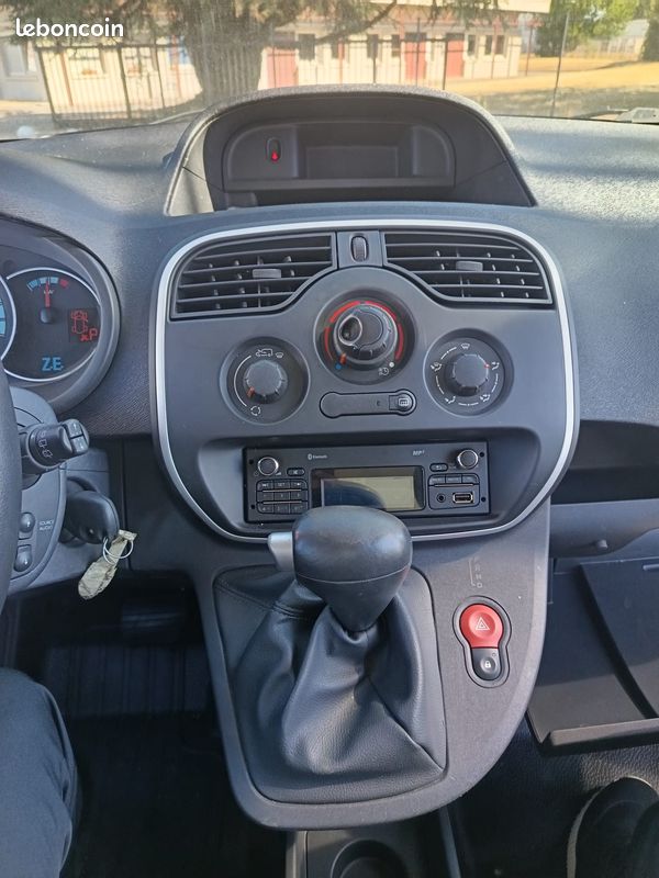 Renault Kangoo ZE ELECTRIC Maxi double cabine TVA récupérable 5 places Batterie neuve 22kw achat intégral garantie possible 6 mois reprise visite possible 7/7 (image 8)