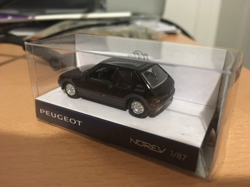 Peugeot 205 GTi 1/87 miniature neuve norev - Équipement auto