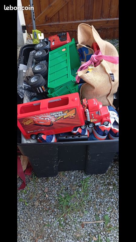 Coffre plein vide grenier (image 1)