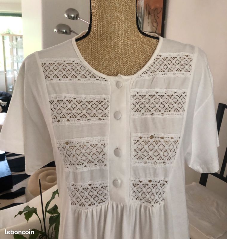 Chemise de nuit uni blanche joliment ornée de broderies T 38/40 (image 2)