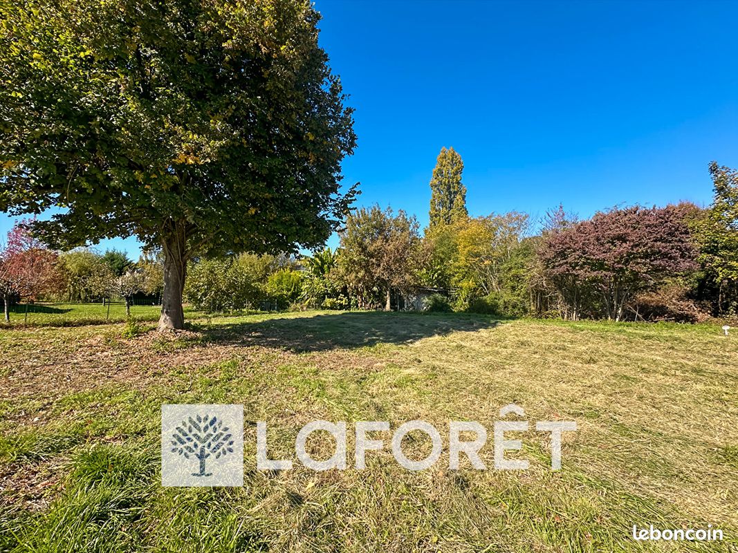 Terrain 879 m² · à Gémozac · 879 m² · 79 200 €