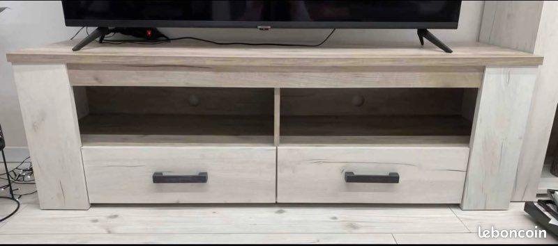 Table TV (image 1)