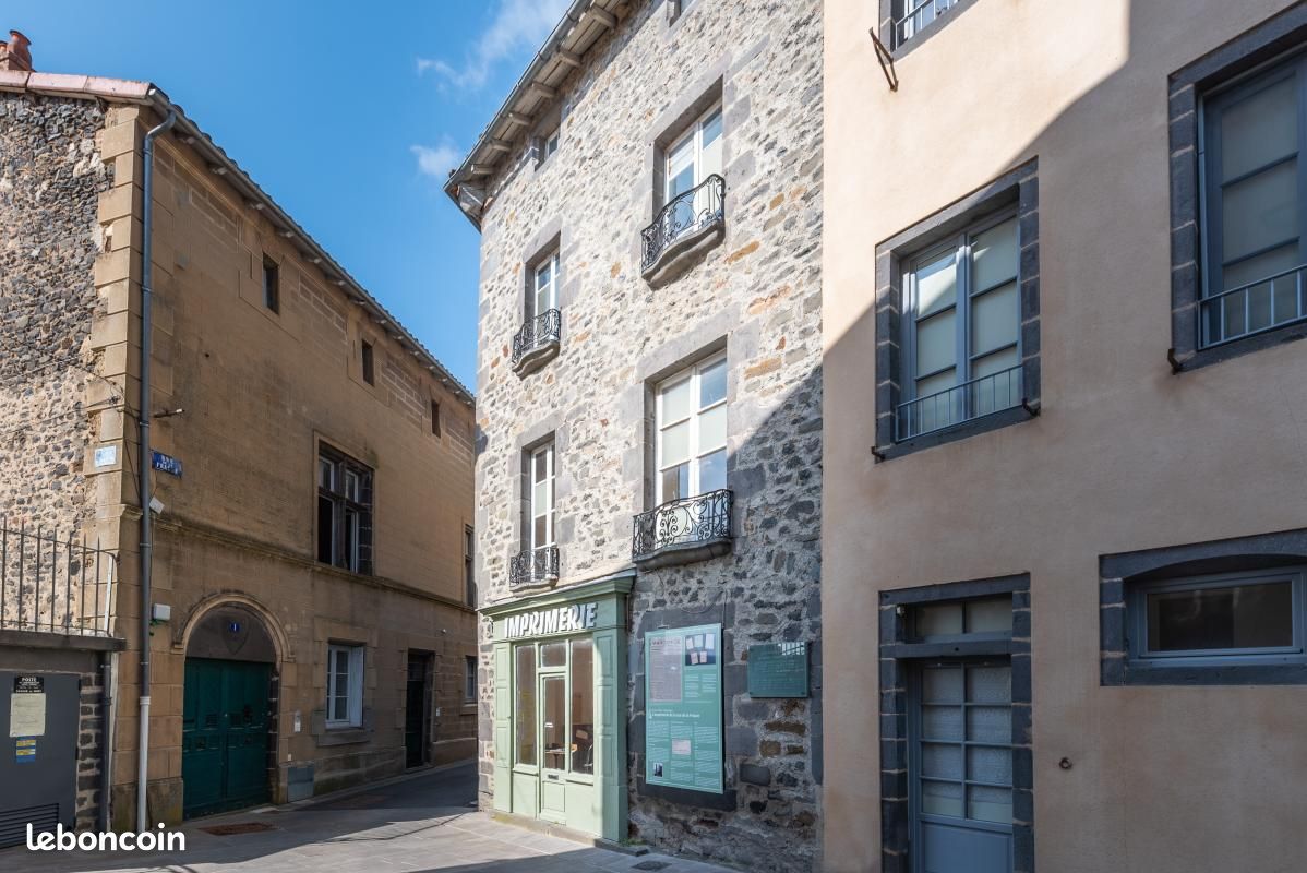 Immeuble 300 m² · à Saint-Flour · 300 m² · 46 000 €