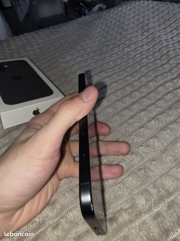 IPhone 16 noir mat 128Go (image 2)