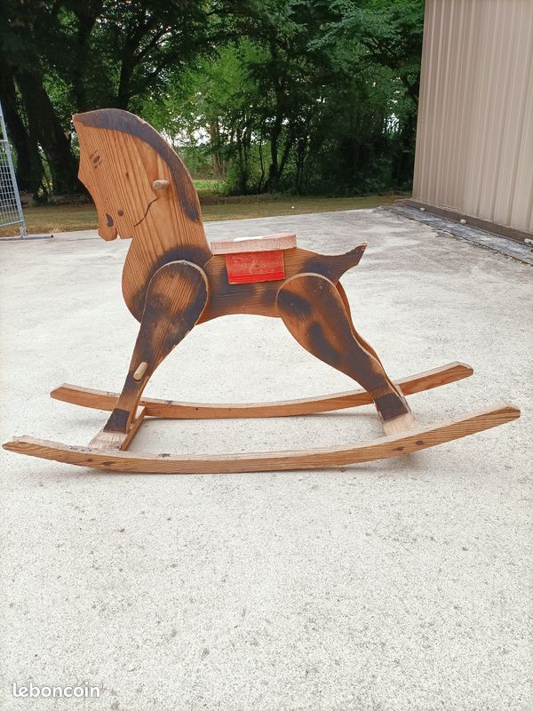 Ancien cheval a bascule en bois (image 1)