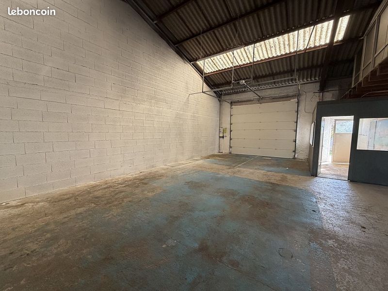 Garage/box Montrond Les Bains · à Montrond-les-Bains · 890 €/mois