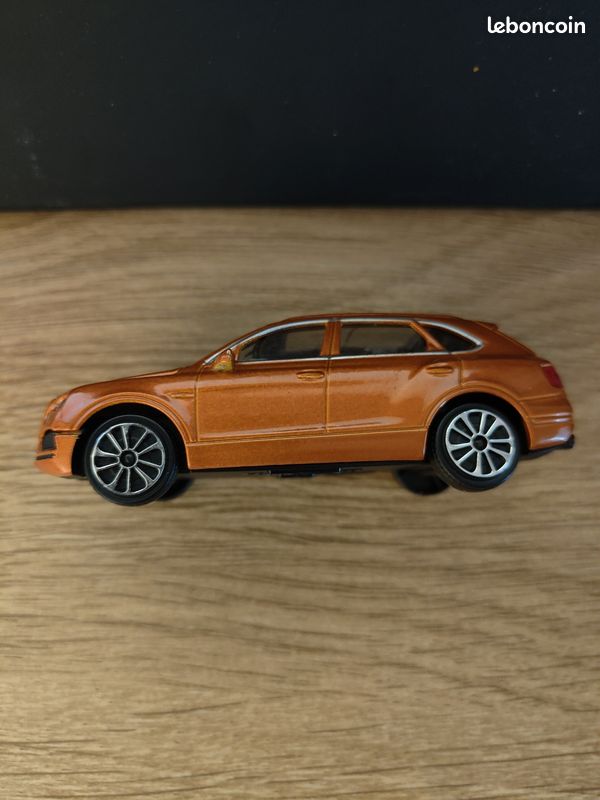 Bentley Bentayga 2021 green (TrueScale) 1:43