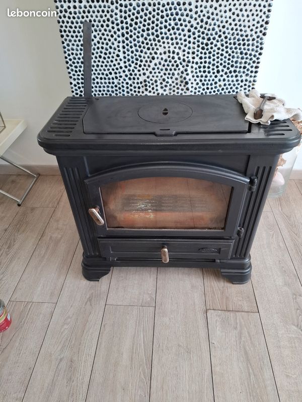 Poêle à Bois Godin 3721 émaillé Rose – 10kW, Sortie 125mm – Comme Neuf