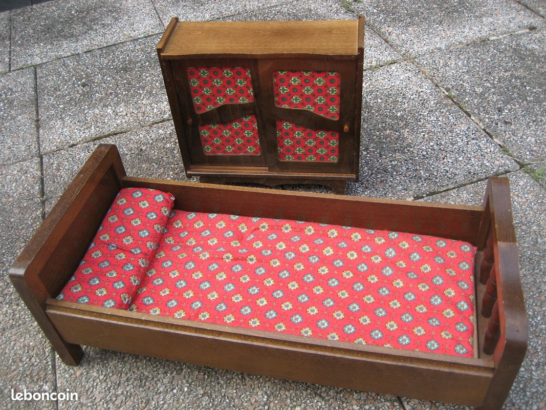 Lit de poupée avec armoire en bois (image 1)