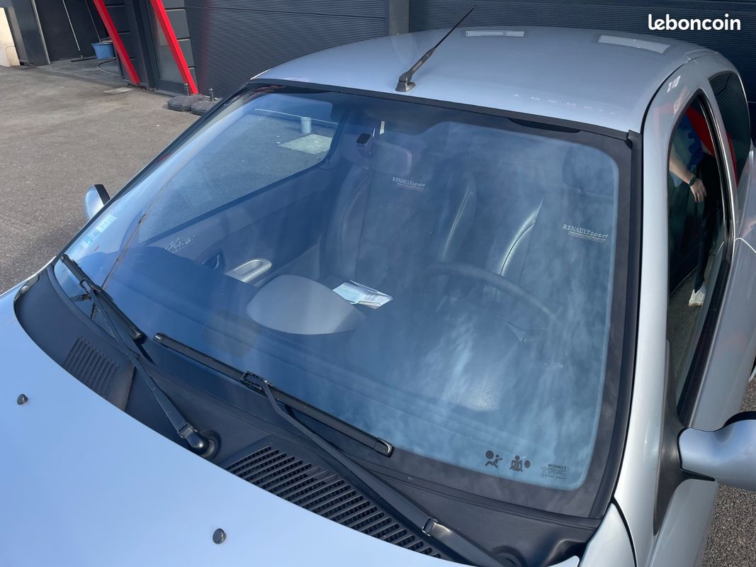 RENAULT CLIO 3.0 V6 Sport (image 14)