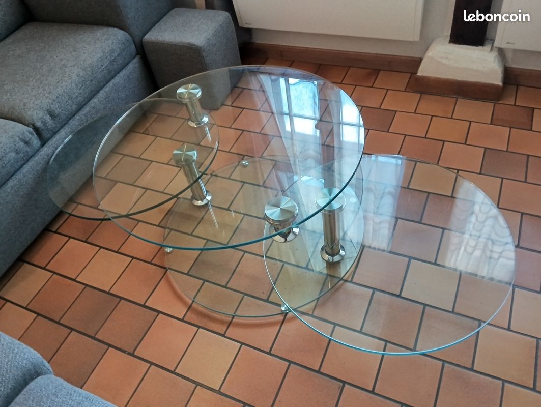 Une table en verre (image 2)