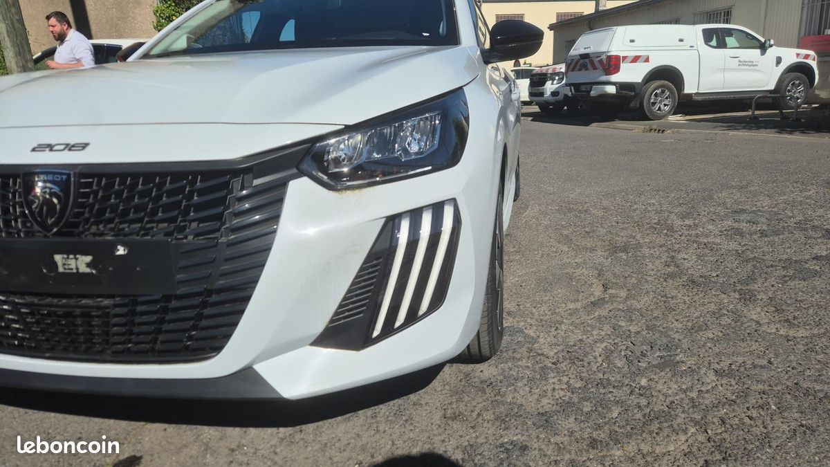 PEUGEOT 208 Hybrid 110 ch e-DCS6 Style (image 17)