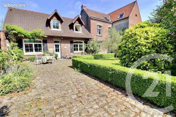 Maison 8 pièces 302 m²
